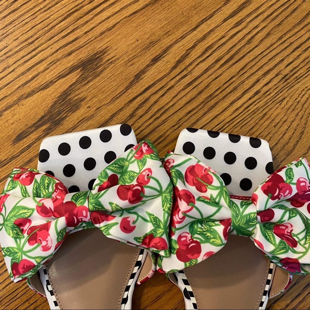 🆕 Betsey Johnson Cherry Bow Sandals 8 M